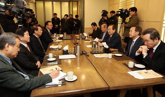 전 국회의장·국무총리·당대표로 구성된 '나라를 걱정하는 원로모임' 제3차 간담회가 2월3일 서울 여의도 한 음식점에서 열렸다. 이들은 정치권에 탄핵심판이나 조기 대선보다도 개헌이 먼저 이뤄져야 한다고 촉구하고 있다. 맨 오른쪽에 앉은 이낙연 전 총리 ⓒ연합뉴스