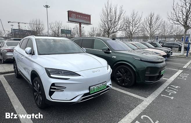 지난 20일 중국 안후이성 합비공항 주차장에 많은 수의 전기차가 주차된 모습을 보이고 있다./사진=이명근 기자 qwe123@