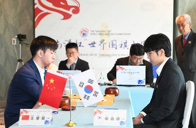 신진서 9단(오른쪽)과 왕싱하오 9단이 승부를 벌이고 있다.(사진 한국기원 제공)