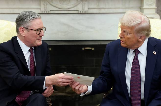 키어 스타머 영국 총리가 27일 미국 워싱턴DC 백악관 오벌오피스에서 도널드 트럼프 미국 대통령에게 찰스 영국 국왕의 서한을 전달하고 있다./로이터 연합뉴스