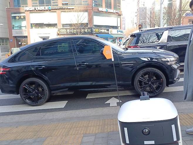 빨간불 앞에서 멈춰선 배민의 배달 로봇 '딜리'. ⓒ데일리안 남가희 기자
