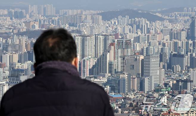 서울 남산을 찾은 관광객이 아파트 단지를 바라보고 있다. 2025.2.21/뉴스1 ⓒ News1 장수영 기자