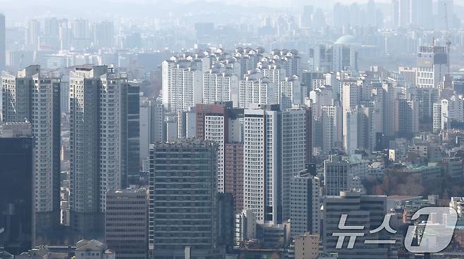 서울 남산에서 아파트 단지가 보이고 있다. 2025.2.21/뉴스1 ⓒ News1 장수영 기자