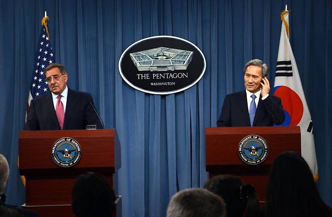 2012년 한미 미사일 사거리 연장 협상이 타결된 직후인 10월 24일 김관진 국방장관과 리언 패네타 미 국방장관이 워싱턴 DC의 국방부 청사에서 제 44차 연례안보협의회(SCM)를 마친 후 공동기자회견을 하고 있다./연합뉴스