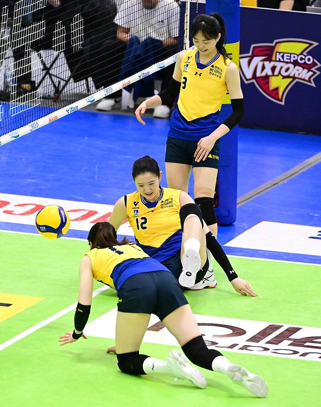 프로배구 여자부 현대건설 선수단이 2일 수원체육관에서 열린 2024∼2025 V리그 여자부 GS칼텍스와 경기에서 상대의 공격을 막아내지 못한 채 주저앉아 있다. 한국배구연맹 제공