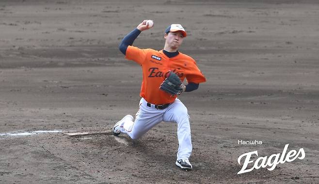 ▲ 1회 2실점했으나 이후 안정을 찾은 엄상백은 2⅔이닝 2실점을 기록하며 오키나와 연습경기 일정을 모두 마쳤다. ⓒ한화이글스