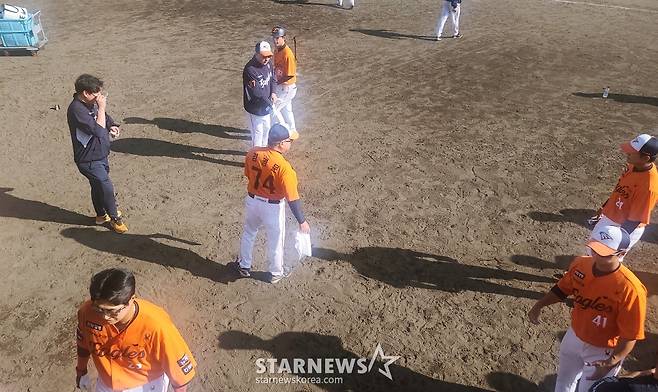 김경문(가운데 등번호 74번) 한화 이글스 감독이 1일 일본 오키나와 전력 사회인 야구팀과 경기에서 패한 뒤 선수들에게 지시사항을 전달하고 있다. /사진=김우종 기자