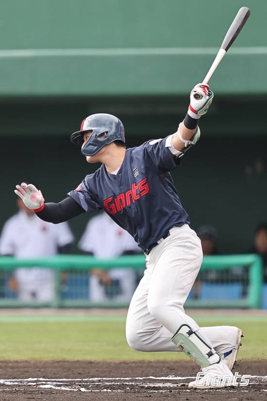 롯데 자이언츠 외야수 윤동희가 2일 두산전에서 2회 초 2점 홈런을 쏘아 올렸다. 롯데 자이언츠