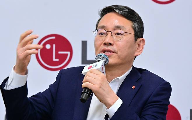 지난 1월 8일(현지시각) 미국 라스베이거스 CES 2025 현장에서 열린 국내 기자간담회에서 조주완 LG전자 사장이 기자들의 질문에 답변을 하고 있다./사진=LG전자