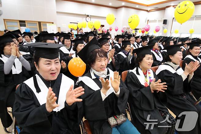 2월 19일 오전 대구 달서구 노인종합복지관에서 열린 '제20기 달서구노인복지대학 졸업식'에 참석한 졸업생들이 손뼉을 치며 졸업을 축하하고 있다. 2025.2.19/뉴스1 ⓒ News1 공정식 기자