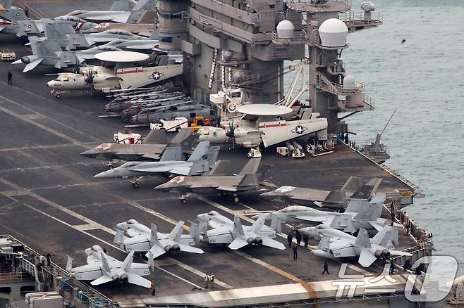 미국 해군 핵추진 항공모함 '칼빈슨함'(CVN-70)이 2일 오후 부산 남구 해군작전사령부 부산작전기지에 입항하고 있다. 길이 333m, 폭 77m, 무게 10만여 톤, 승조원 6000여 명에 달하는 니미츠급 항모인 칼빈슨함은 항공기 80여 대를 탑재할 수 있어 '떠다니는 군사기지'로 불린다. 2025.3.2/뉴스1 ⓒ News1 윤일지 기자