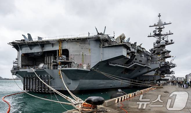 3일 부산 작전기지에 입항한 미국 핵 추진 항공모함 '칼빈슨함'(CVN-70) 갑판에 F/A-18 전투기를 비롯한 항공기들이 도열해 있다. 2025.3.3/뉴스1 ⓒ News1 사진공동취재단