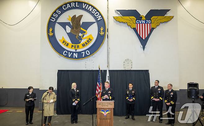 미카엘 워지(준장) 제1항모강습단장이 3일 부산 작전기지에 입항한 미국 핵 추진 항공모함 '칼빈슨함'(CVN-70) 격납고에서 열린 기자회견에 참석해 발언하고 있다. 2025.3.3/뉴스1 ⓒ News1 사진공동취재단