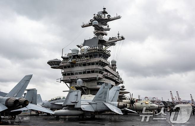 3일 부산 작전기지에 입항한 미국 핵 추진 항공모함 '칼빈슨함'(CVN-70) 갑판에 F/A-18 전투기를 비롯한 항공기들이 도열해 있다. 2025.3.3/뉴스1 ⓒ News1 사진공동취재단