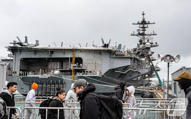 3일 부산 작전기지에 입항한 미국 핵 추진 항공모함 '칼빈슨함'(CVN-70) 갑판에 F/A-18 전투기를 비롯한 항공기들이 도열해 있다. 2025.3.3/뉴스1 ⓒ News1 사진공동취재단