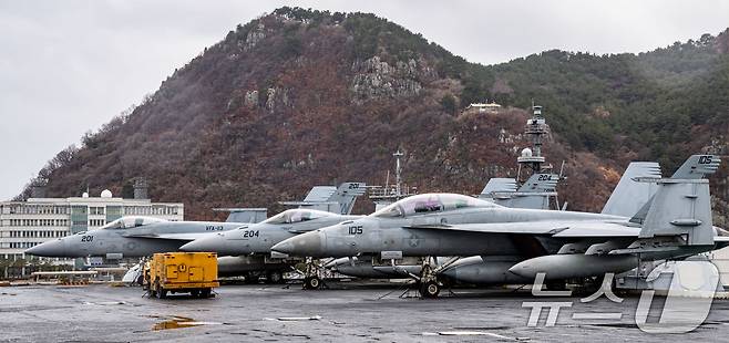 3일 부산 작전기지에 입항한 미국 핵 추진 항공모함 '칼빈슨함'(CVN-70) 갑판에 F/A-18 전투기를 비롯한 항공기들이 도열해 있다. 2025.3.3/뉴스1 ⓒ News1 사진공동취재단