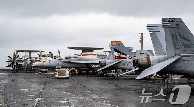 3일 부산 작전기지에 입항한 미국 핵 추진 항공모함 '칼빈슨함'(CVN-70) 갑판에 F/A-18 전투기를 비롯한 항공기들이 도열해 있다. 2025.3.3/뉴스1 ⓒ News1 사진공동취재단