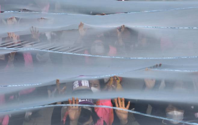 (서울=뉴스1) 구윤성 기자 = 여성노동연대회의 등 여성·사회단체 회원들이 4일 오후 서울 종로구 보신각 앞 광장에서 세계 여성의 날을 나흘 앞두고 성평등사회 조성을 촉구하며 유리천장 깨기 퍼포먼스를 하고 있다. 2023.3.4/뉴스1