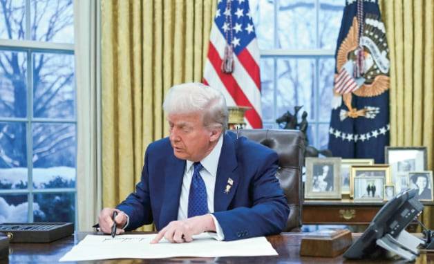 도널드 트럼프 미국 대통령이 백악관에서 업무를 보고 있다./AFP연합