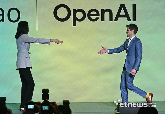 카카오 미디어데이가 지난달 4일 서울 중구 플라자호텔에서 열렸다. 정신아 카카오 대표와 샘 올트먼 오픈AI 대표가 악수하고 있다. 이동근기자 foto@etnews.com