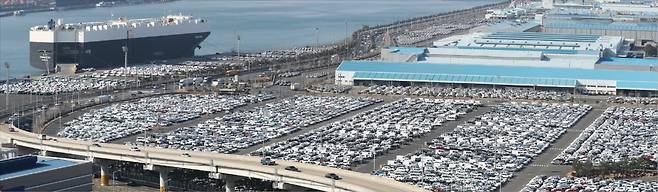 울산항의 자동차전용부두에 현대자동차들이 선적을 기다리고 있다. 한경DB