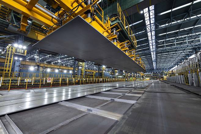 고망간강이 진공흡착식 크레인으로 이송 중이다. /사진=포스코