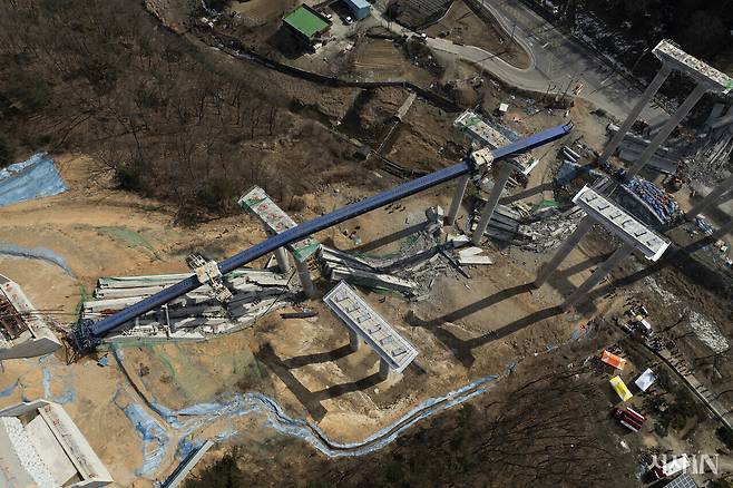 2월25일 오전 경기도 안성시 서운면 산평리 소재 고속국도 제29호선 세종~안성 간 건설공사(9공구) 청룡천교 건설 현장에서 교량 연결작업 중 교각에 올려놓은 상판이 무너지는 사고가 발생했다. ⓒ시사IN 이명익