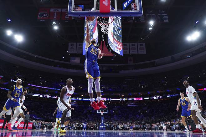 스테픈 커리가 2일 덩크슛을 하고 있다. AP