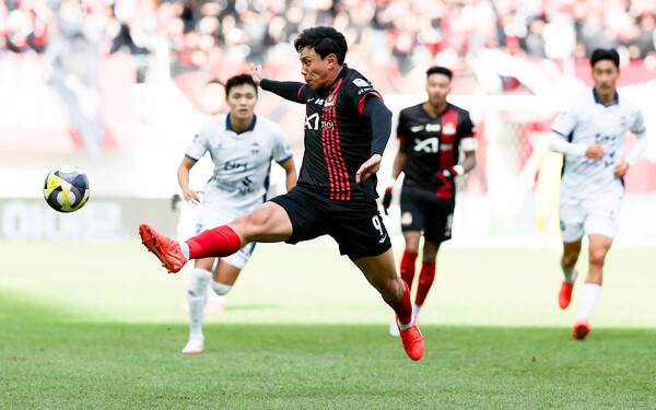 ▲ FC서울이 서울월드컵경기장에서 김천 상무와 경기를 치렀다. 제시 린가드가 시저스 킥을 시도하며 골을 노렸다. ⓒ연합뉴스