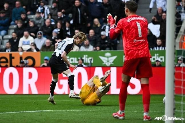 앤서니 고든(왼쪽)이 파울을 범한 뒤 상대 선수를 바라보고 있다. /AFPBBNews=뉴스1