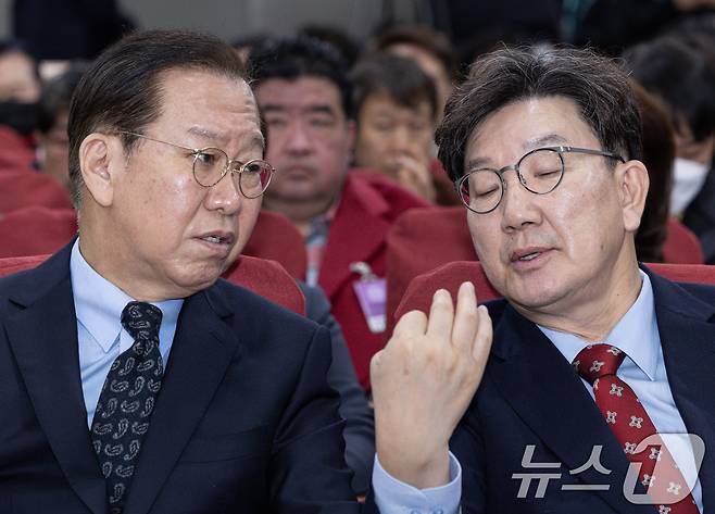 권영세 국민의힘 비상대책위원장과 권성동 원내대표가 4일 오전 서울 여의도 국회 의원회관에서 열린 전공의 수련환경 개선과 의료사고 안전망 확충을 위한 정책토론회에서 대화를 하고 있다. 2025.3.4/뉴스1 ⓒ News1 이재명 기자