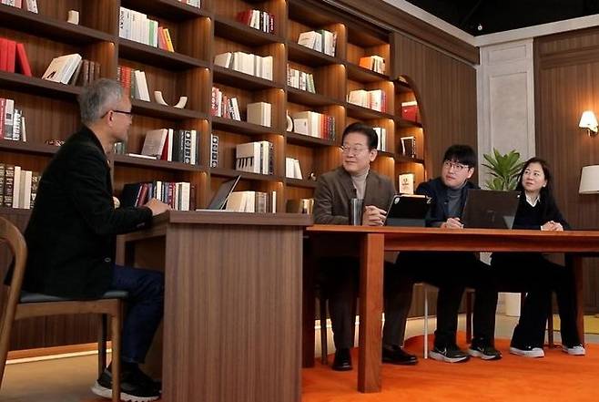 이재명 더불어민주당 대표가 지난 2일 민주연구원 집단지성센터의 국민 참여 프로젝트인 '모두의질문Q'에서 'AI와 대한민국, 그리고 나'를 주제로 한 대담을 하고 있다. ⓒ더불어민주당 제공