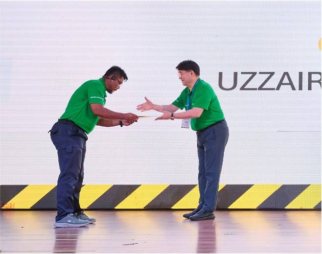 OCI홀딩스 이우현 회장(오른쪽)이 최근 말레이시아 사라왁주 빈툴루 생산기지에서 열린 OCI 테라서스 안전의 날 행사인 세이프티 데이에서 모범직원 시상을 하고 있다. OCI홀딩스 제공