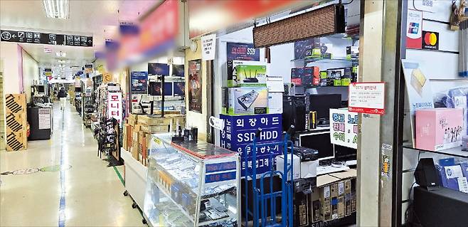 지난달 28일 방문한 서울 한강로2가 선인상가 2층 PC 부품 전문 매장들이 엔비디아 최신 그래픽카드 품귀 여파로 손님이 없어 한산하다. 황정수 기자