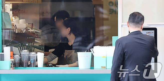 서을 시내의 한 카페에서 아르바이트생이 커피를 제조하고 있다. 2024.10.28/뉴스1 ⓒ News1 김진환 기자