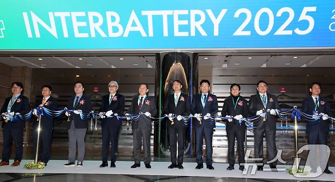 안덕근 산업통상자원부 장관과 이철규 국회 산업통상자원중소벤처기업위원회 위원장, 김동명 LG에너지솔루션 대표이사 겸 한국배터리산업협회장을 비롯한 참석자들이 5일 서울 강남구 코엑스에서 열린 ‘인터배터리 2025’ 개막식에서 테잎 컷팅을 하고 있다. 2025.3.5/뉴스1 ⓒ News1 박세연 기자