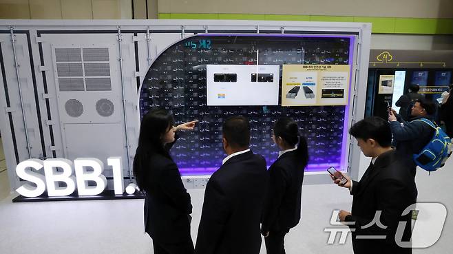 5일 서울 강남구 코엑스에서 개막한 ‘인터배터리 2025’ 삼성SDI 부스에서 관람객들이 SBB1.5를 살펴보고 있다. 2025.3.5/뉴스1 ⓒ News1 박세연 기자