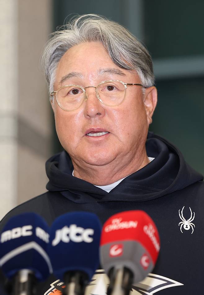 취재진 질문에 답하는 김경문 감독. 【 연합뉴스】