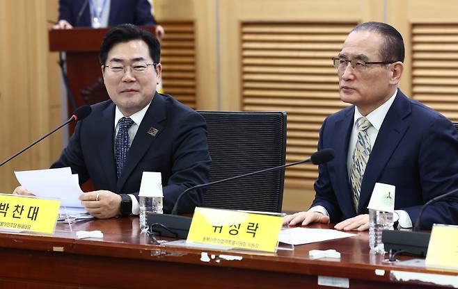 민주당 위성락 의원 등 안보통 의원들을 중심으로 독자적 핵 능력 강화와 핵 무장 논의에 대한 필요성을 주장하는 목소리가 나오고 있다. 사진은 지난달 28일 국회 의원회관에서 열린 동북아평화협력특별위원회 출범식에서 위성락 의원(오른쪽)이 발언하는 모습. /뉴스1