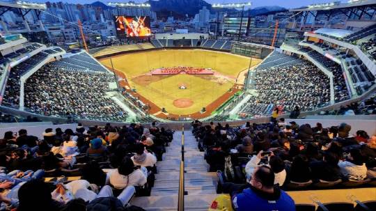 한화이글스의 새로운 홈구장 '대전 한화생명 볼파크'가 5일 개장식을 개최한 가운데 1만 4000여 명의 시민이 관중석을 가득 채우고 있다. 김영태 기자.