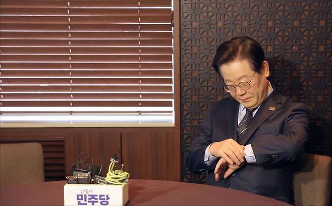 이재명 더불어민주당 대표가 지난달 28일 오후 서울 여의도 한 중식당에서 김동연 경기도지사를 만나기 직전 시계를 보고 있다. ⓒ데일리안 홍금표 기자