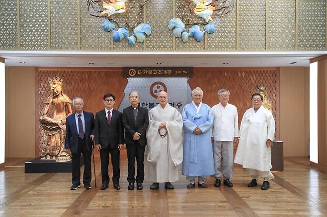 ㈔한국종교지도자협의회가 5일 헌법재판소 탄핵 심판 결정에 승복할 것을 촉구하는 성명을 발표했다. 한국종교지도자협의회 제공
