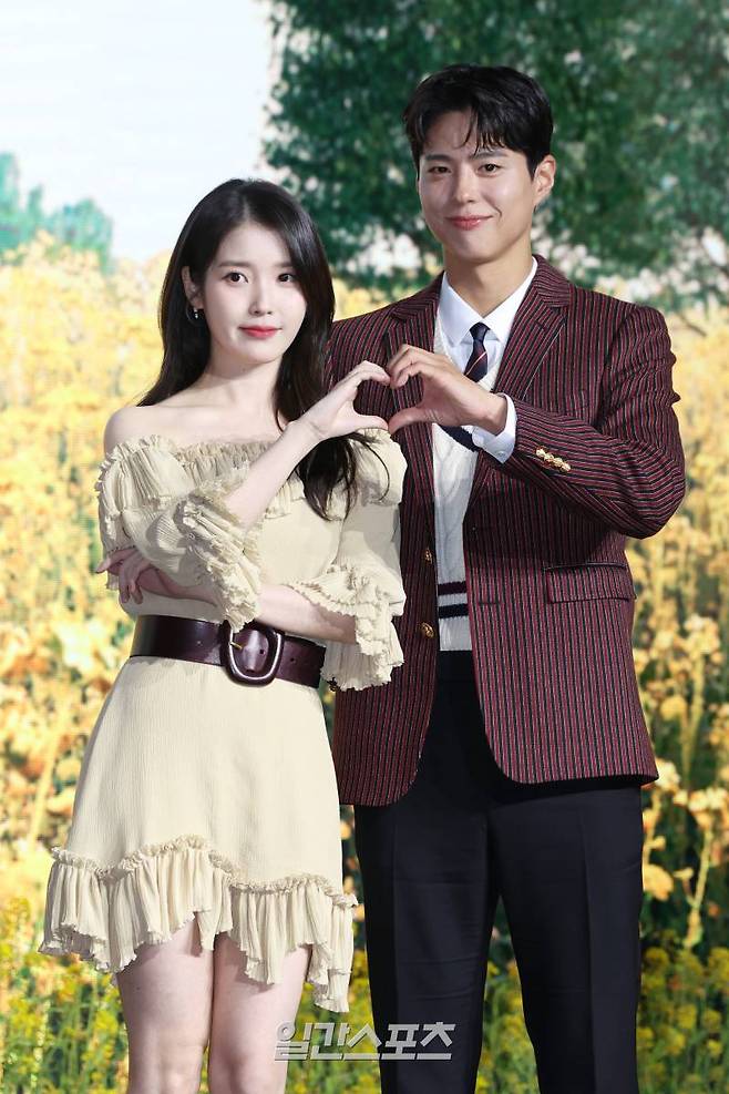배우 아이유, 박보검이 5일 오전 서울 영등포구 콘래드 호텔에서 열린 넷플릭스 ‘폭싹 속았수다’ 제작발표회에 참석해 포토타임을 갖고 있다. ‘폭싹 속았수다’는 제주에서 태어난 요망진 반항아 애순이와 팔불출 무쇠 관식이의 모험 가득한 일생을 사계절로 풀어낸 넷플릭스 시리즈. 오는 7일 공개. 서병수 기자 qudtn@edaily.co.kr /2025.03.05/