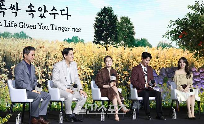 김원석 감독, 배우 박해준, 문소리, 박보검, 아이유가 5일 오전 서울 영등포구 콘래드 호텔에서 열린 넷플릭스 ‘폭싹 속았수다’ 제작발표회에 참석해 MC와 토크를 하고 있다. ‘폭싹 속았수다’는 제주에서 태어난 요망진 반항아 애순이와 팔불출 무쇠 관식이의 모험 가득한 일생을 사계절로 풀어낸 넷플릭스 시리즈. 오는 7일 공개. 서병수 기자 qudtn@edaily.co.kr /2025.03.05/