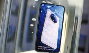 방수 기능을 갖춘 리얼미13 프로+. AFP연합뉴스