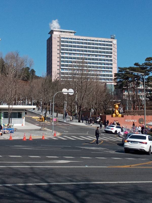 에이엘티 AT-M140S 후면 카메라 2배 줌으로 같은 위치에서 한 대학 건물을 촬영한 모습. 정옥재 기자