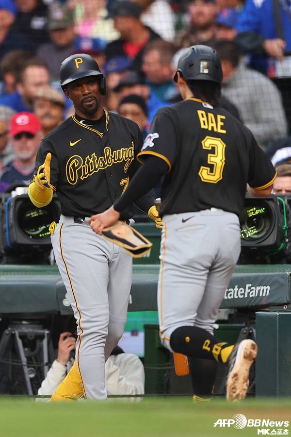 맥커친은 이날도 배지환에게 조언을 남겼다. 사진=ⓒAFPBBNews = News1