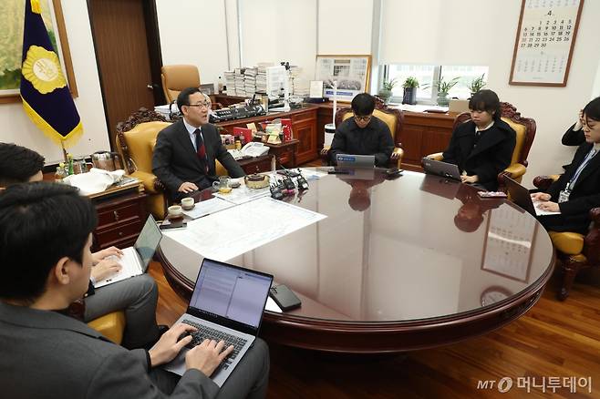 국민의힘 헌법개정특별위원장인 주호영 국회 부의장이 4일 오후 서울 여의도 국회에서 개헌 특위 1차 회의 결과 관련 기자간담회에서 취재진의 질문에 답변하고 있다. 2025.03.04. /사진=뉴시스