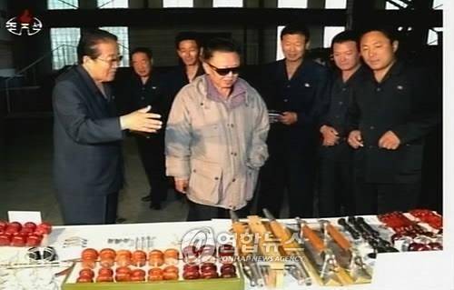 함흥 반도체 재료공장 시찰 (서울=연합뉴스) 북한 김정일 국방위원장이 함경남도 함흥 반도체 재료공장을 시찰, 희토류 금속공장에서 생산한 제품들을 살펴 보고 있다. 2009.7.1
<<조선중앙TV촬영>>