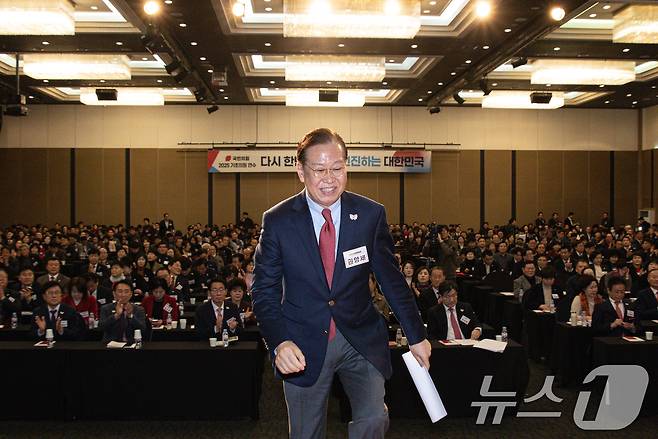 권영세 국민의힘 비상대책위원장이 5일 오후 경북 경주시 엑스포로 더케이호텔 경주에서 열린 부산·대구·울산·경북·경남 기초의원 연수에서 축사를 하기 위해 단상으로 향하고 있다. 2025.3.5/뉴스1 ⓒ News1 이재명 기자